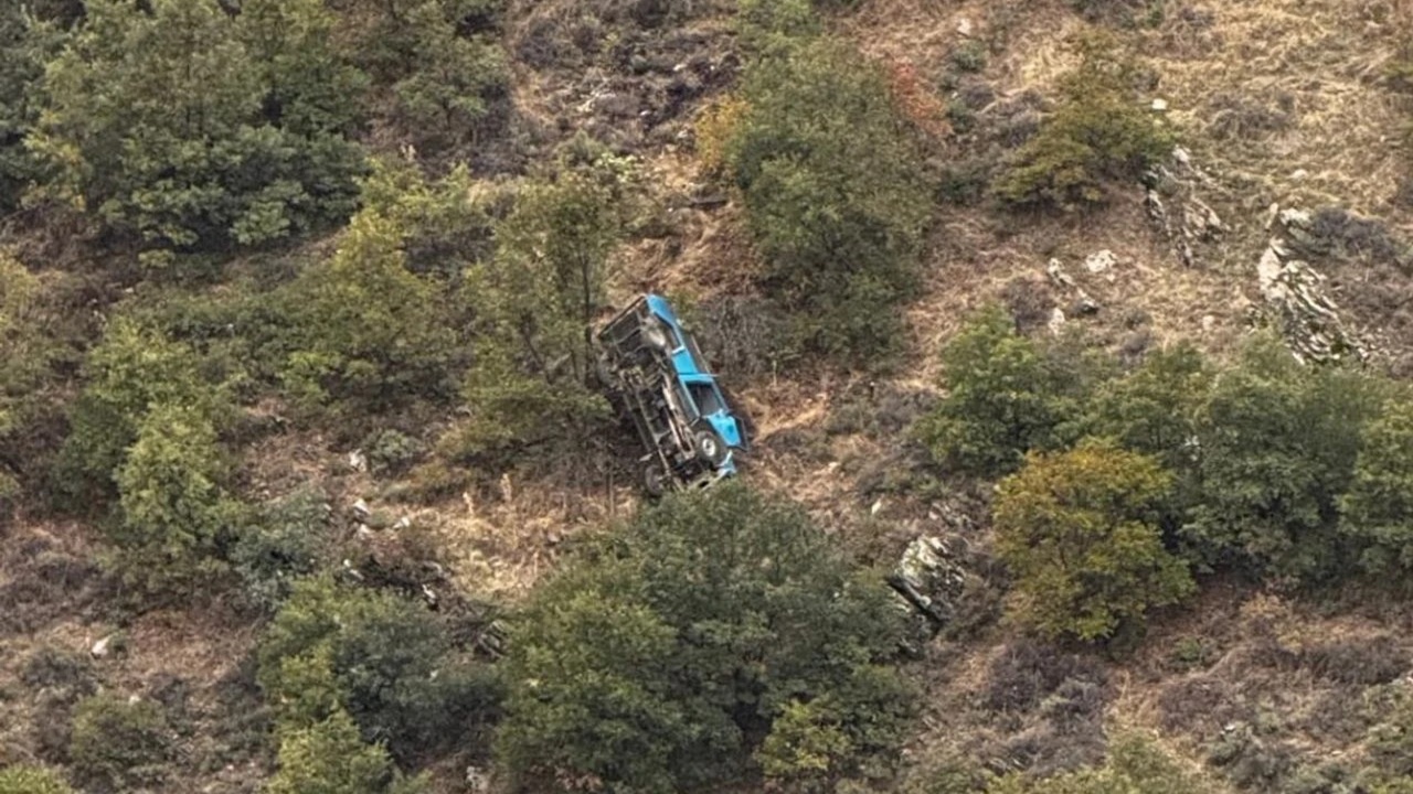 Aydın Nazilli’de Kamyonet 100 Metre Uçuruma Yuvarlandı, 1’i Ağır 3 Yaralı