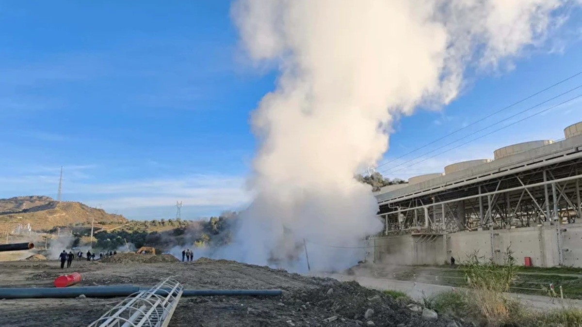 Aydın Germencik’te Jeotermal Sıcak Su Boru Hattı Patladı, Ana Yol Ulaşıma Kapatıldı