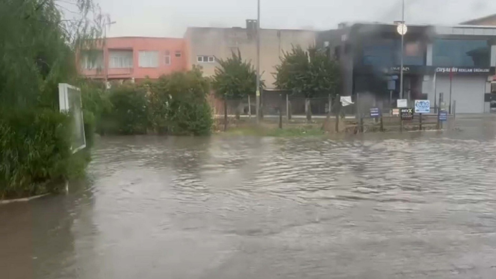 Aydın’da Sağanak Yağış Kısa Sürdü Ama Yollar Sular Altında Kaldı